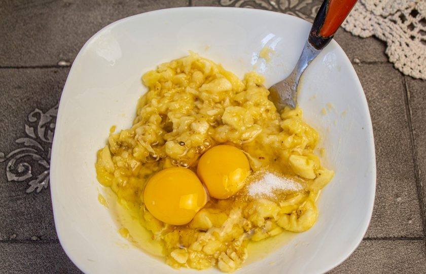 1. Этап. Пирог из овсянки без муки с бананами: К пюре из бананов добавьте яйца и ванилин, перемешайте.