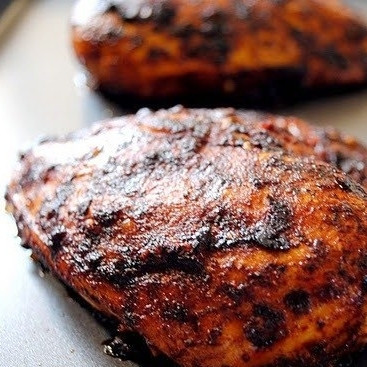 1. Этап. Салат с курицей-гриль: Обжариваем замаринованную курицу на гриле. Примерно по 10 минут с обеих сторон.