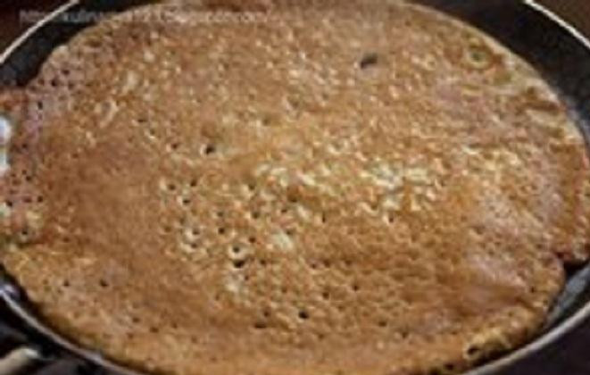 1. Этап. Блинный торт с клубникой: 1. Фотографий у меня получилось немного. Но рецепт очень простой. Вы его сможете очень легко приготовить. Прежде всего, нужно испечь блины. Хорошо смешайте просеянную муку с солью и сахаром. Добавьте в муку 2 яйца и один желток. Белок от одного яйца используйте где-нибудь в другом месте. Взбейте тесто в кухонном комбайне или миксером. Тесто поставьте минут на 20 в холодильник. На сковороде спеките блины. Из этого состава у меня получилось 10 блинов.