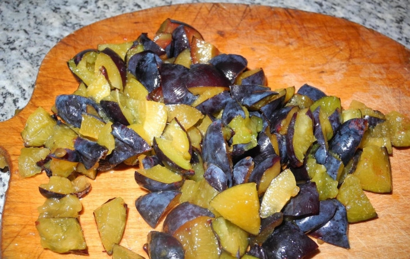 1. Этап. Шарлотка со сливами: 2. Мою сливы, разрезаю их на половинки и вынимаю косточку, затем каждую половинку еще разрезаю на несколько частей, при желании можно нарезать сливы мельче или крупнее.