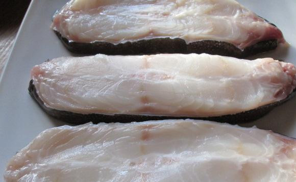 1. Этап. Стейк зубатки на сковороде: Стейки зубатки хорошо промываем и тщательно подсушиваем бумажными полотенцами. Посыпем солью и сбрызгиваем лимонным соком. Оставляем мариноваться минут на 10-15.