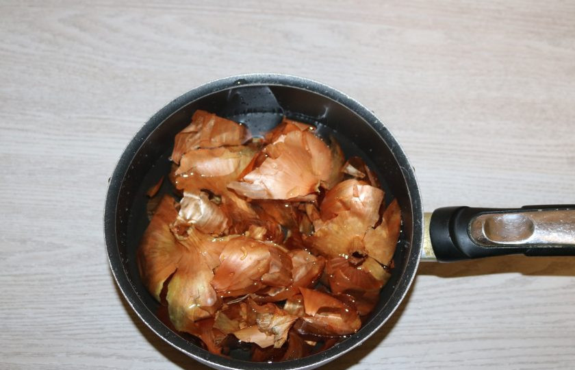 1. Этап. Подчеревок в луковой шелухе: Луковую шелуху хорошо помойте. Возьмите тёмную кастрюлю, так как луковая шелуха может окрасить её. Залейте водой. Поставьте на огонь, чтобы вода с шелухой закипела.