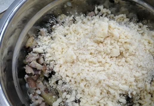 1. Этап. Кабачок, фаршированный грибами и сыром: Панировочные сухари смешать с тертым сыром. Готовую мякоть от кабачка отжать от лишней влаги, порубить ножом и добавить к грибам. Половину сырной массы смешать с кабачково-грибной смесью, посолить по вкусу...
