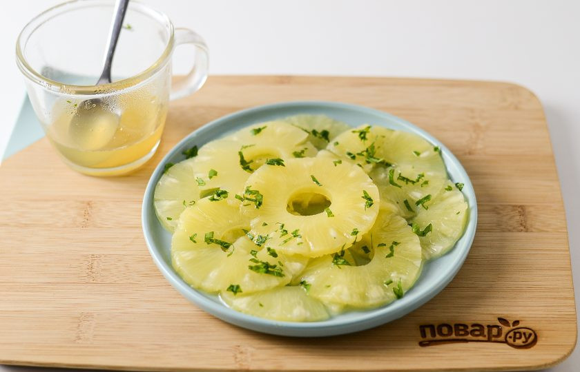 1. Этап. Карпаччо из ананаса: Полейте ананасы заправкой. Сверху можно посыпать закуску зеленью, кунжутом и хлопьями перца чили.