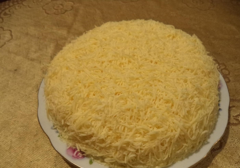 1. Этап. Салат Сама нежность: 9. Посыпаю тертым сыром салат, подаю блюдо к столу. Приятного аппетита!