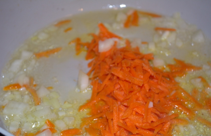 1. Этап. Рагу из баклажанов и помидоров: Обжарьте лук и морковь на растительном масле (можно обжаривать сразу вместе).