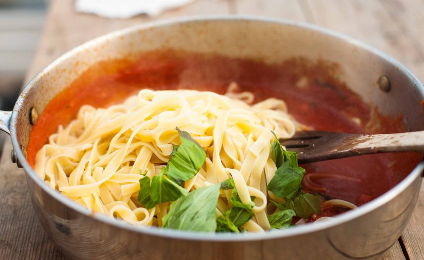 1. Этап. Паста с моцареллой: Потом добавьте в к панчетте помидоры и половину базилика. Варите соус, помешивая, пару минут. Готовые макароны добавьте в соус с остальным базиликом. Перемешайте блюдо ещё на огне.