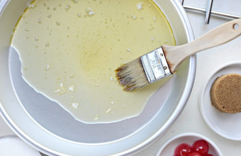 1. Этап. Перевёрнутый ананасовый кекс: 1. Расплавьте половину масла. Смажьте им дно круглой формы для выпечки.