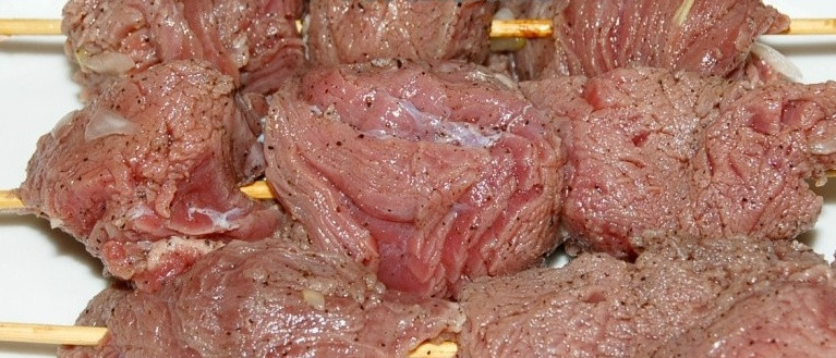 1. Этап. Шашлык на сковороде из говядины: Когда мясо промаринуется, его необходимо нанизать на деревянные шпажки.