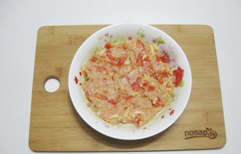 1. Этап. Перцы фаршированные курицей в духовке: Посолите, поперчите и перемешайте все ингредиенты фарша.