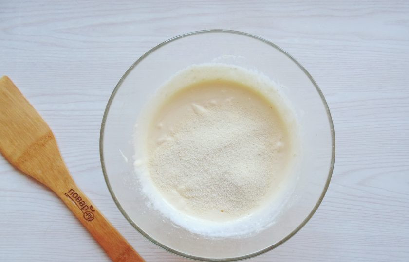 1. Этап. Творожная запеканка для детей: Насыпьте манку.