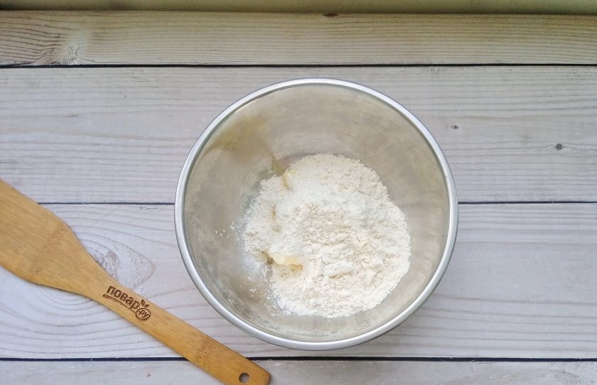 1. Этап. Киш с индейкой, грибами и картошкой: Замесите тесто. В миску насыпьте муку и соль.