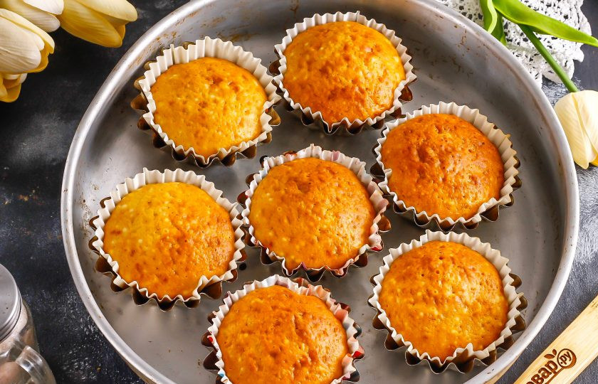 1. Этап. Капкейки с кремом Пломбир: Поместите формочки в духовку и выпекайте примерно 25-30 минут до румяности. Затем извлеките кексы и дайте им остыть 30 минут на холоде, на горячую выпечку крем отсаживать нельзя!