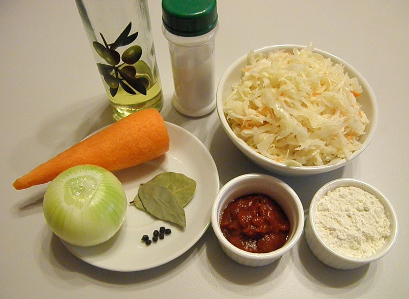 1. Этап. Постные щи из квашеной капусты: Подготовьте продукты для супа. Капуста должна быть не слишком кислой, лучше — в меру. Если она очень кислая, промойте ее под проточной холодной водой. Воду для супа поставьте на огонь и доведите до кипения.