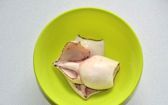 1. Этап. Фаршированный кальмар на гриле: Очистите кальмары, еще разок промойте под проточной водой и обсушите.