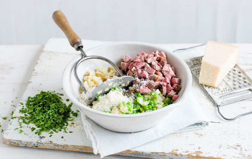 1. Этап. Крокеты с бараниной: 1. Сделайте из варенного картофеля пюре. Смешайте его в глубокой емкости с нарезанным мясом, добавьте тертый пармезан и петрушку. Приправьте солью и перцем по вкусу.