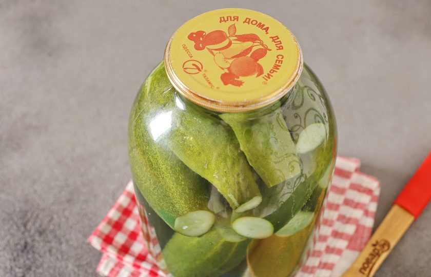 1. Этап. Маринованные огурцы как в СССР: Огурцы вновь залейте кипящим рассолом, после чего банки сразу закатайте, переверните, укутайте и оставьте до остывания.