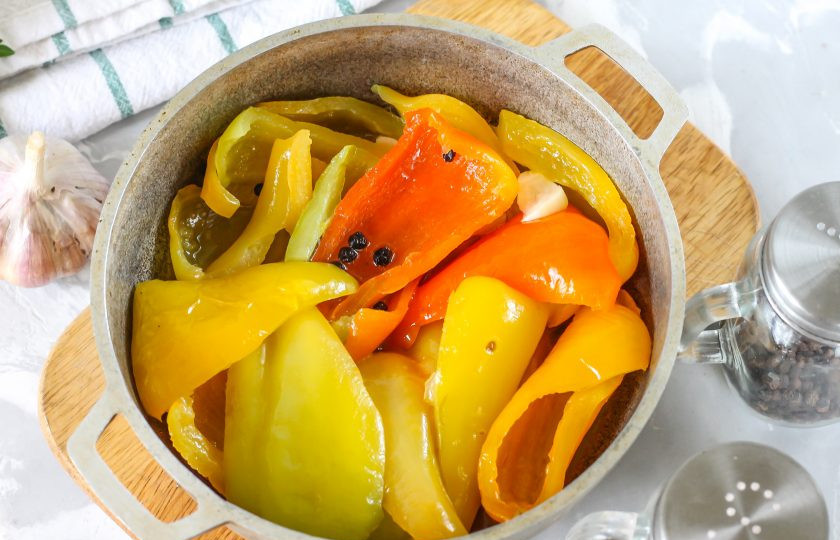 1. Этап. Перцы на зиму с медом: Поместите емкость на плиту и тушите содержимое казана на умеренном нагреве с момента закипания около 15-20 минут. Ломтики перца должны держать свою форму, но стать мягкими. Ошпарьте банку и крышку кипятком.