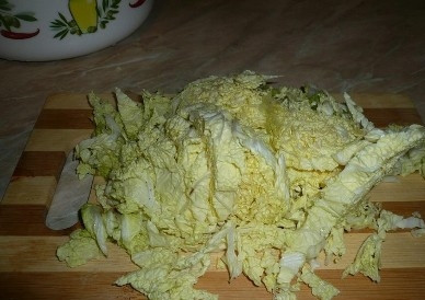 1. Этап. Салат из кальмаров и пекинской капусты: Нарезаем полосками верхнюю часть кочана пекинской капусты, там листики нежнее, поэтому салат получится вкуснее.