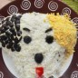 Салат с курицей Собачка Маринованные огурцы нарежьте кубиками и выложите на мясо. Шампиньоны и лук нарежьте кубиками, обжарьте на растительном масле до готовности, в конце посолите немного. Дайте немного остыть и выложите на огурцы. Смажьте майонезом чтобы форма мордочки сохранялась. Отварные яйца очистите, разделите на белки и желтки. Белки натрите на мелкой терке и посыпьте сверху весь салат. Украсьте сверху салат нарезанными маслинами и яичным желтком. Дайте салату постоять 1 час чтобы он полностью пропитался. Приятного аппетита!!! Салат с курицей и шампиньонами Собачка очень сытный, вкусный и насыщенный, готовить довольно просто и быстро. Этот салат можно подавать как обычный просто смешайте все ингредиенты, заправьте майонезом и подавайте, но в новогодний вечер оригинальная подача в виде символа года будет очень красиво и оригинально. Вид собачки можете изменять по своему усмотрению или как позволит фантазия. Мясо нарежьте как на отбивные и обжарьте со всех сторон до готовности, но так же можно и просто отварить в подсоленной воде. Нарежьте кубиками и выложите на блюдо в форме головы собачки.