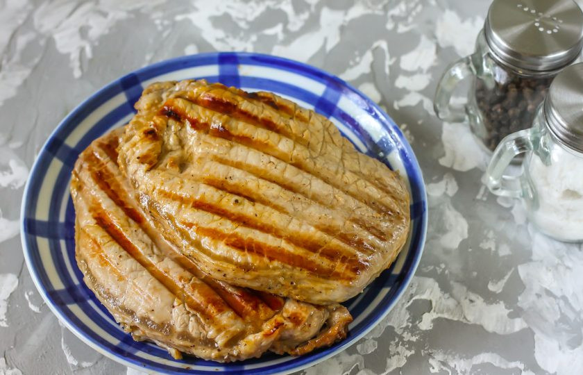 1. Этап. Стейк на электрическом гриле: Выложите стейки на тарелку и накройте сверху миской, чтобы оно пропарилось изнутри. Оставьте в течение 8-10 минут. Или заверните в фольгу.