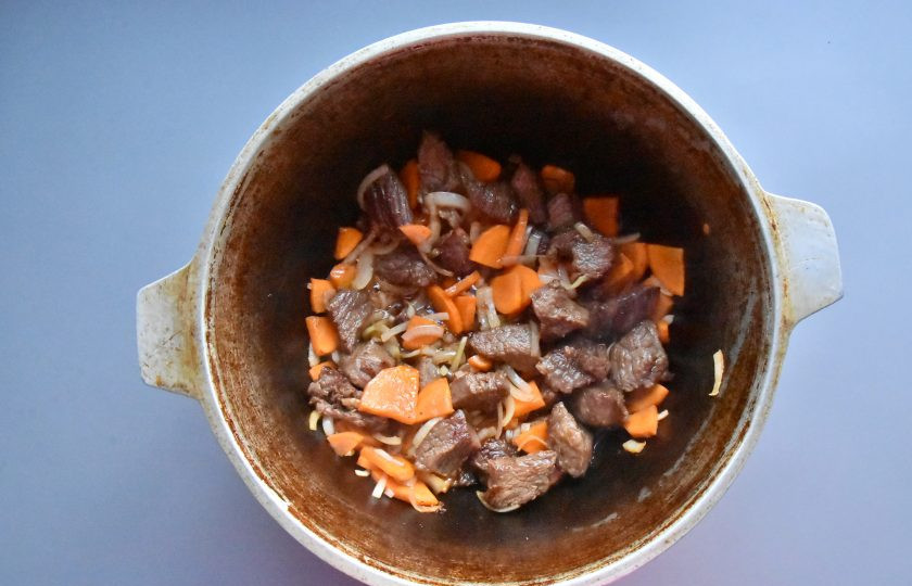 1. Этап. Ваджа для лагмана: К обжаренному мясу добавьте подготовленные лук и морковь, перемешайте и обжарьте в течение 2-3 минут.