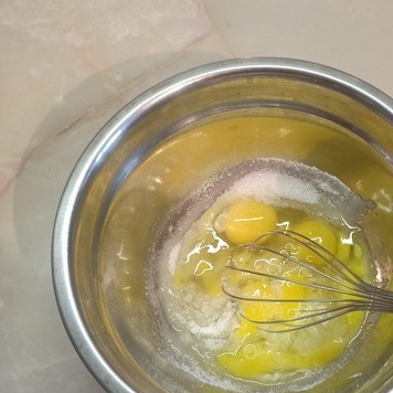 1. Этап. Кекс на вареной сгущенке: В глубокую миску разбить яйца, добавить соль и сахар.