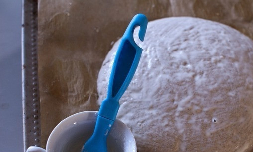 1. Этап. Украинский хлеб: Затем сформируйте из хлеба колобок. Оставьте его ещё на 50 минут. Затем перенесите тесто на камень, сформируйте хлеб. Покройте его смесью из ложки муки с 40мл воды, тогда при выпечки появится горочка.