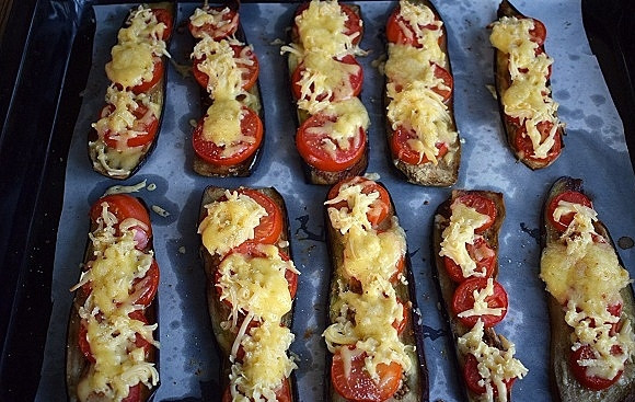 1. Этап. Баклажаны по-французски в духовке: Запекайте закуску в разогретой до 180 °C духовке в течение 20 минут.