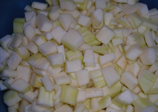 1. Этап. Кабачковая икра без помидоров на зиму: 1. Первым делом все овощи нужно обжарить. Лучше делать это по отдельности. Вымойте, нарежьте кубиками кабачки и в несколько этапов обжарьте их на сковороде с растительным маслом. Обжаренные кабачки переложите в емкость с толстым дном.