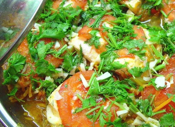 1. Этап. Масляная рыба, тушенная с овощами: 7. После томите еще минут 10 без крышки, чтобы ушла лишняя жидкость. Перед подачей добавьте остальной чеснок и зелень. Через пару минут снимите с огня. Приятного аппетита!