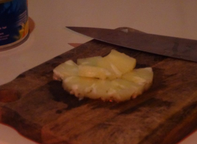 1. Этап. Салат с кальмарами и ананасом: 3. Вымойте кинзу с рукколой и выложите на салфетку, пусть сушатся. Кольца ананаса очистите от кожуры и нарежьте кусочками.