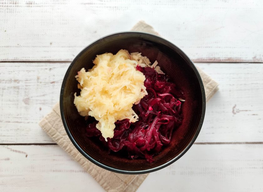 1. Этап. Копченый салат из свеклы: Яблоко очистите от шкурки, удалите сердцевину и выложите к остальным ингредиентам.