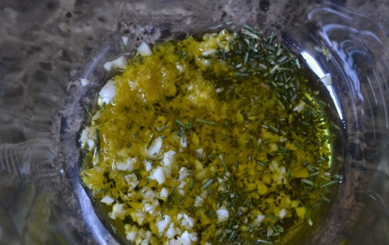 1. Этап. Баранина с розмарином: 1. Для начала сделаем соус-маринад. Выжимаем сок одного лимона. добавим измельченный розмарин, давленный чеснок, специи и масло. Перемешаем тщательно.