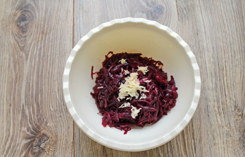 1. Этап. Салат с жареным сыром и свеклой: Чеснок почистите и очень мелко порежьте или натрите, добавьте в свеклу.