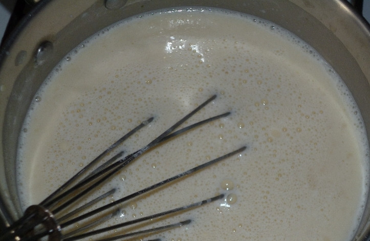 1. Этап. Карпатка: 5. Желтки, крахмал, муку, ванилин размешайте с 1 стаканом молока. Ставим на огонь и на медленном огне доводим до легкого загустения, добавляя остальное молоко и сахар. Перемешиваем постоянно.