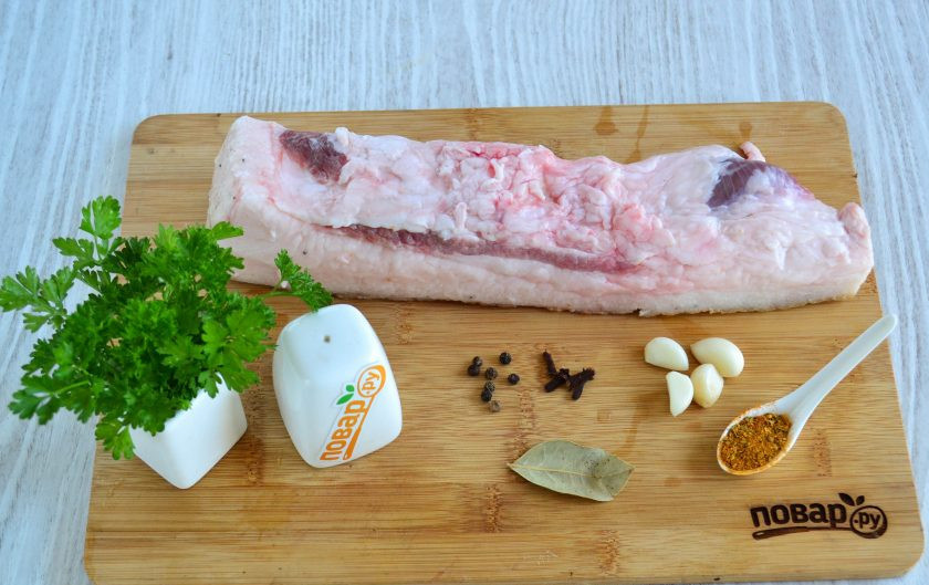 1. Этап. Сало в рукаве в духовке: Подготовьте все необходимые ингредиенты.