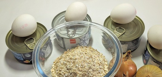 1. Этап. Котлеты из тунца и овсянки: Приготовить ингредиенты. Яиц понадобится 4 больших, овсяные хлопья можно взять мелкого или крупного помола, но быстрого приготовления, структура будет немного разная.