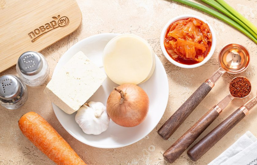 1. Этап. Пельмени с тофу и кимчи: Подготовьте все ингредиенты.