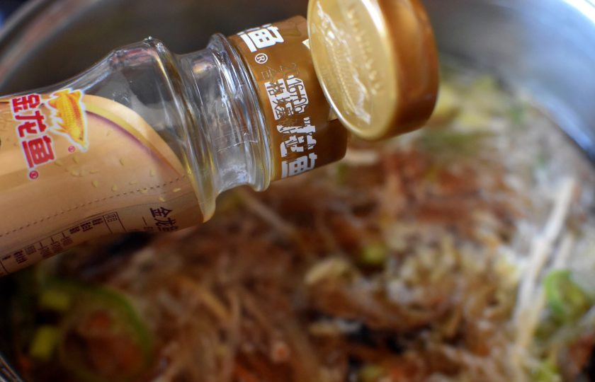 1. Этап. Грибная лапша на китайский манер: Добавьте в суп мелко нарубленный имбирь. Заправьте суп кунжутным маслом, лучше темным, затем влейте соевый соус.