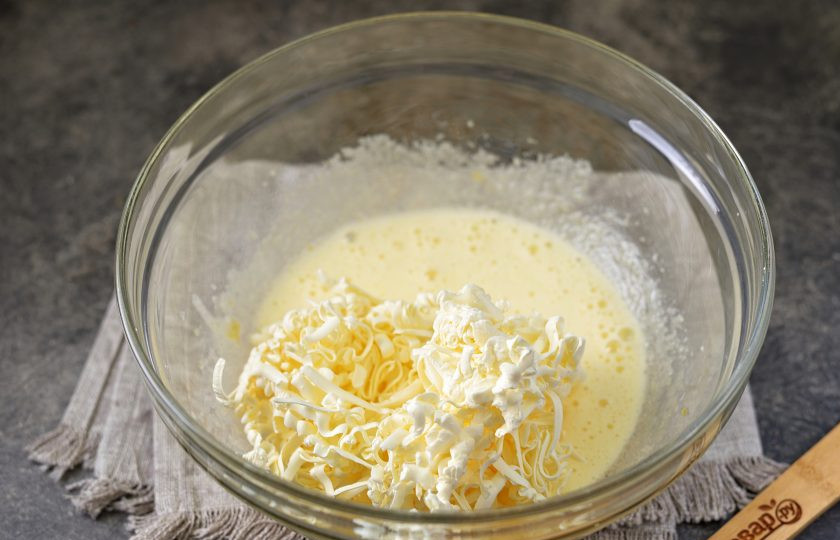 1. Этап. Тертый пирог с вареньем на маргарине: Маргарин натрите на крупной терке.