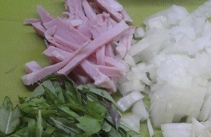 1. Этап. Зеленые равиоли с чесночным соусом: Для соуса лук нарезать мелкими кубиками, базилик и бекон полосками, чеснок порубить ножом. Все обжарить в сливочном масле до прозрачности в течении 2 минут.