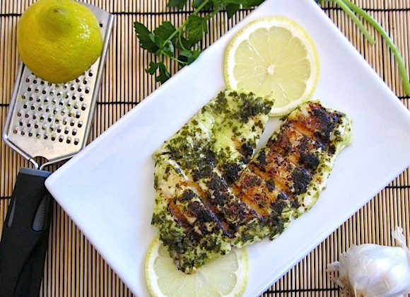 1. Этап. Белая рыба на гриле: 6. Подавайте рыбку сразу же после приготовления, украсив зеленью и ломтиками лимона.