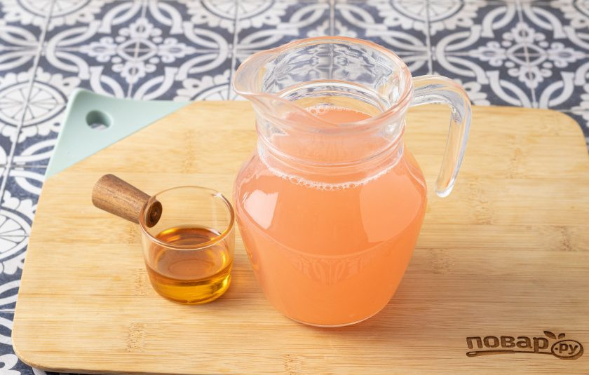 1. Этап. Вода с соком грейпфрута: Добавьте подсластитель по вкусу, размешайте до его полного растворения.