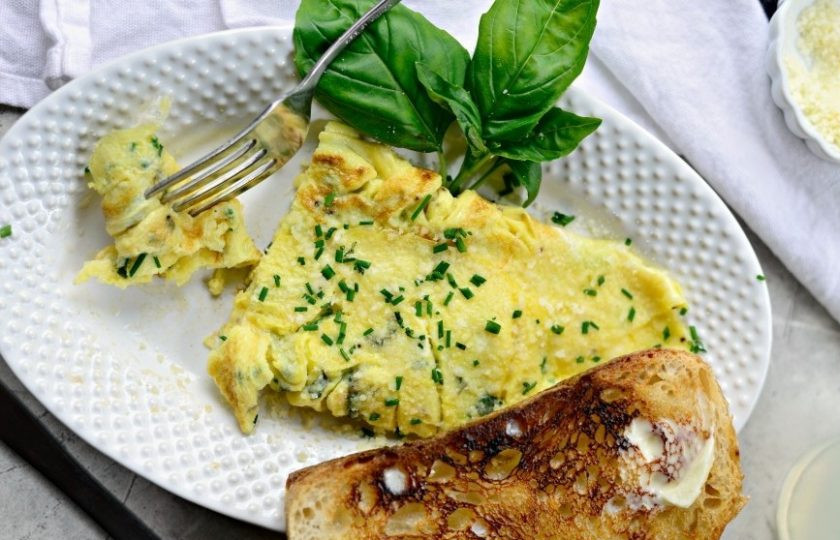 1. Этап. Омлет с пармезаном: 6. Сверните омлет и подавайте. Добавьте зелени. Вкусного завтрака!