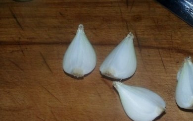 1. Этап. Шашлык из сома: Начнем с лука. Режем его на четвертинки.