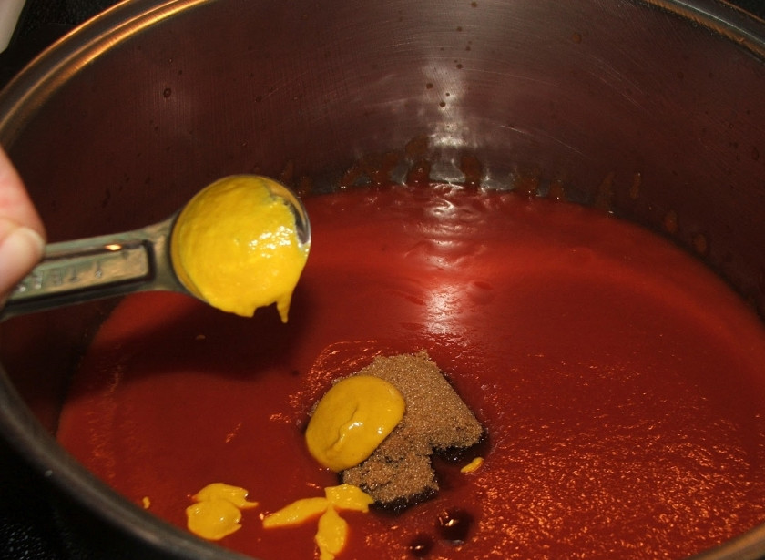 1. Этап. Консервированная фасоль в томатном соусе: Добавьте горчицу.