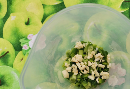 1. Этап. Луковый соус с петрушкой: зубчики чеснока произвольно.