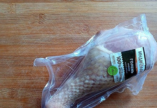 1. Этап. Закусочный пирог с индейкой и капустой: В рецепте я буду использовать варено-копчёную голень индейки ТМ Индилайт.