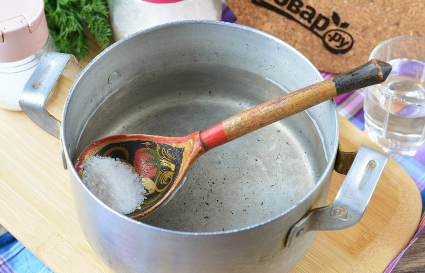 1. Этап. Огурцы с семенами горчицы: Слейте воду в кастрюлю, всыпьте сахар, соль и влейте 70% уксус. Сварите маринад.